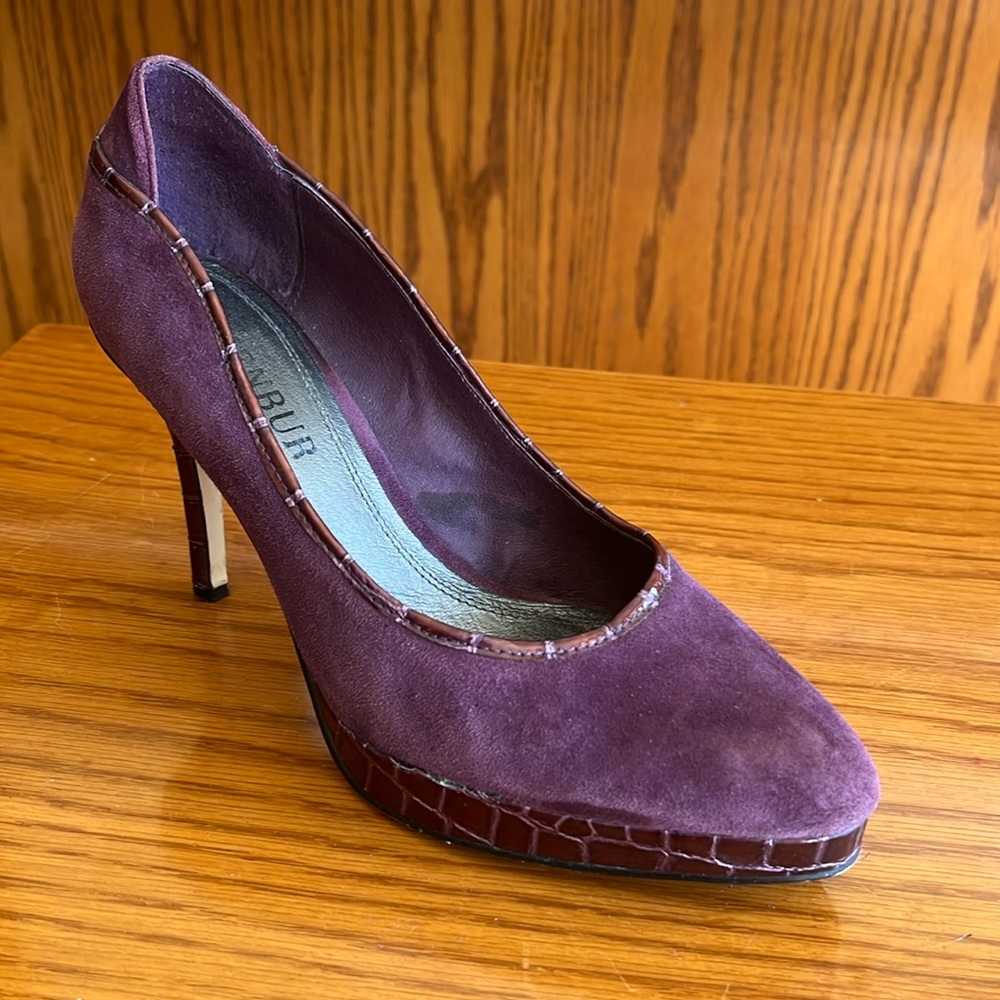 Elegant purple suede pumps in great condition